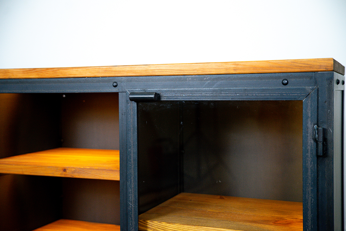 SZAFKA VETRO <br> <i><small>Industrialna Siła w Transparentnym Wydaniu</small></i>